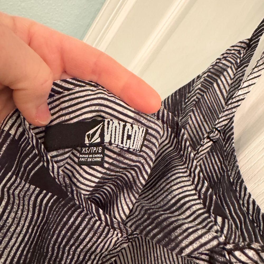 XS Volcom - Picture 3 of 5